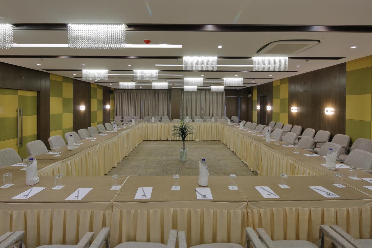 Hotel Pragati The Grand Ahmedabad Esterno foto