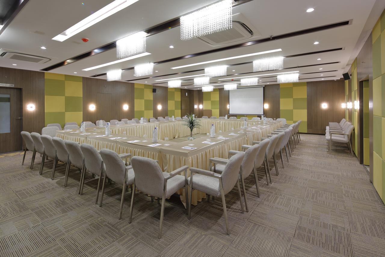 Hotel Pragati The Grand Ahmedabad Esterno foto