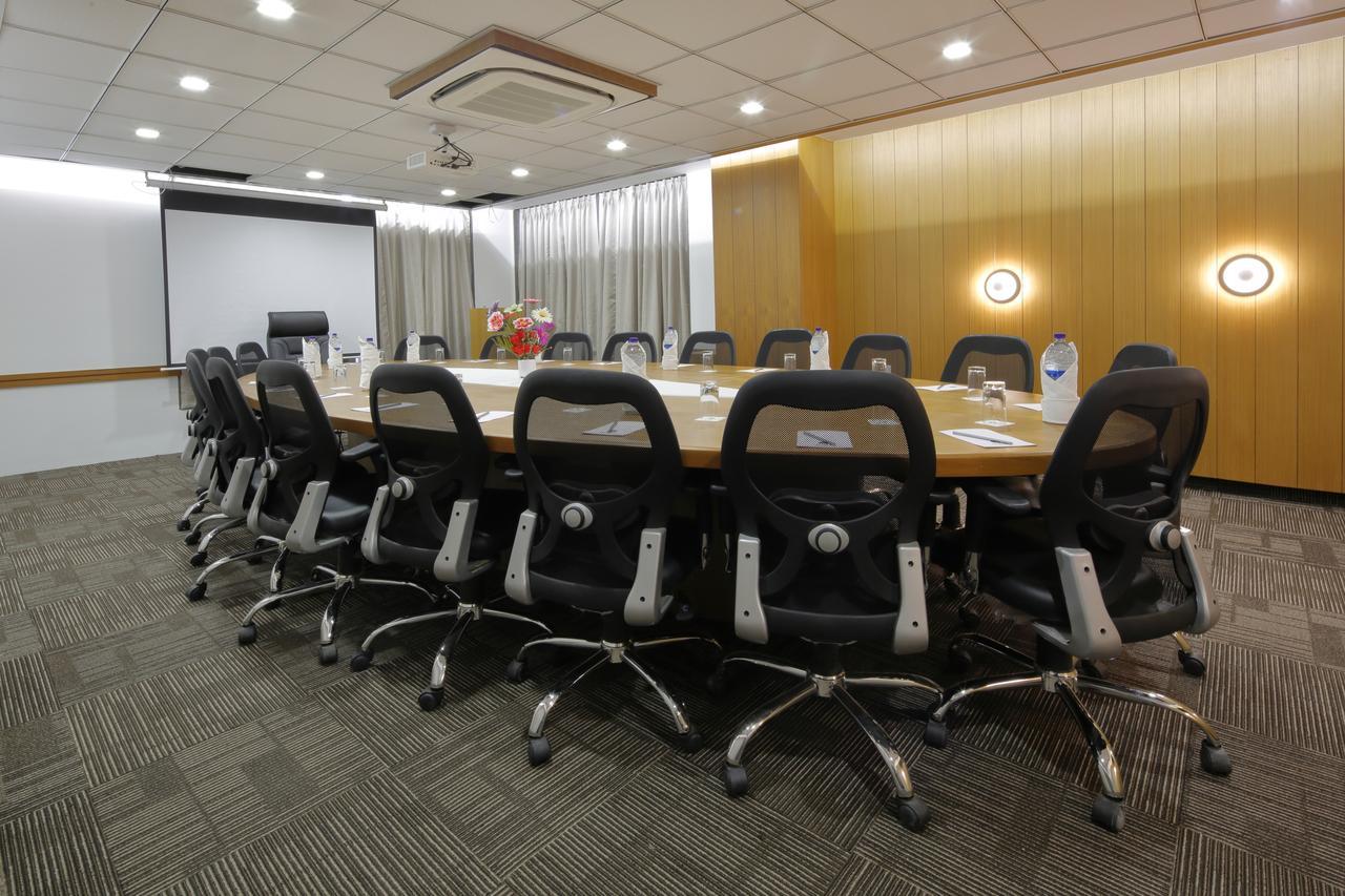 Hotel Pragati The Grand Ahmedabad Esterno foto