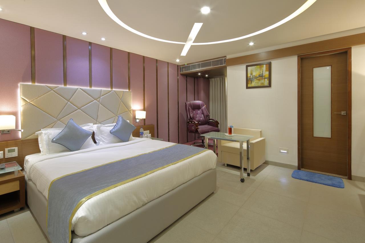 Hotel Pragati The Grand Ahmedabad Esterno foto