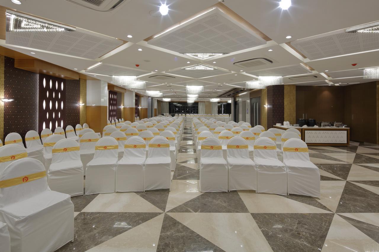 Hotel Pragati The Grand Ahmedabad Esterno foto