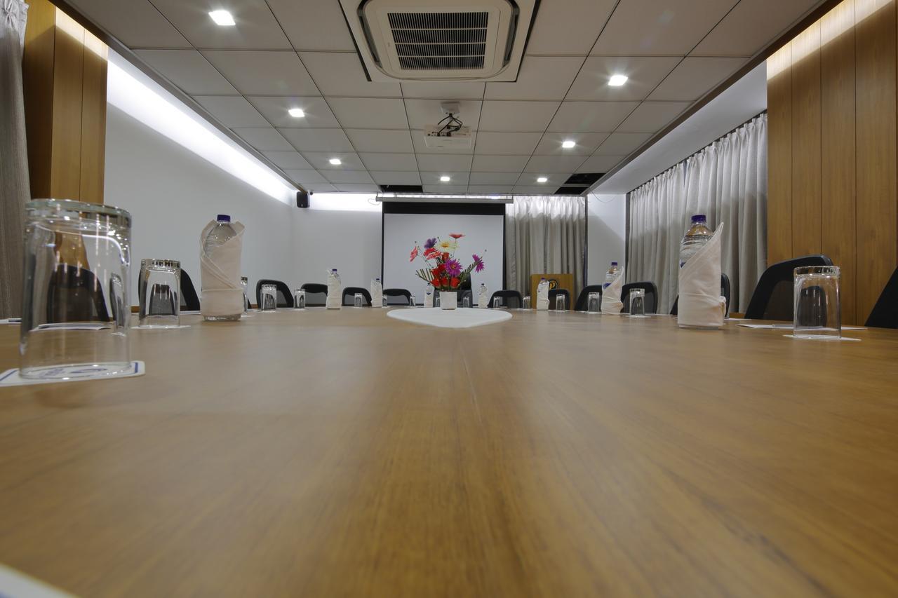 Hotel Pragati The Grand Ahmedabad Esterno foto