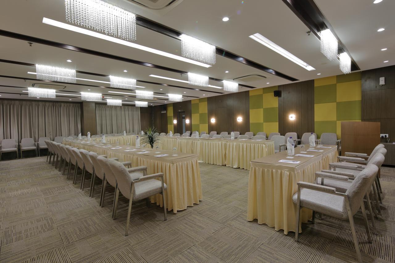 Hotel Pragati The Grand Ahmedabad Esterno foto