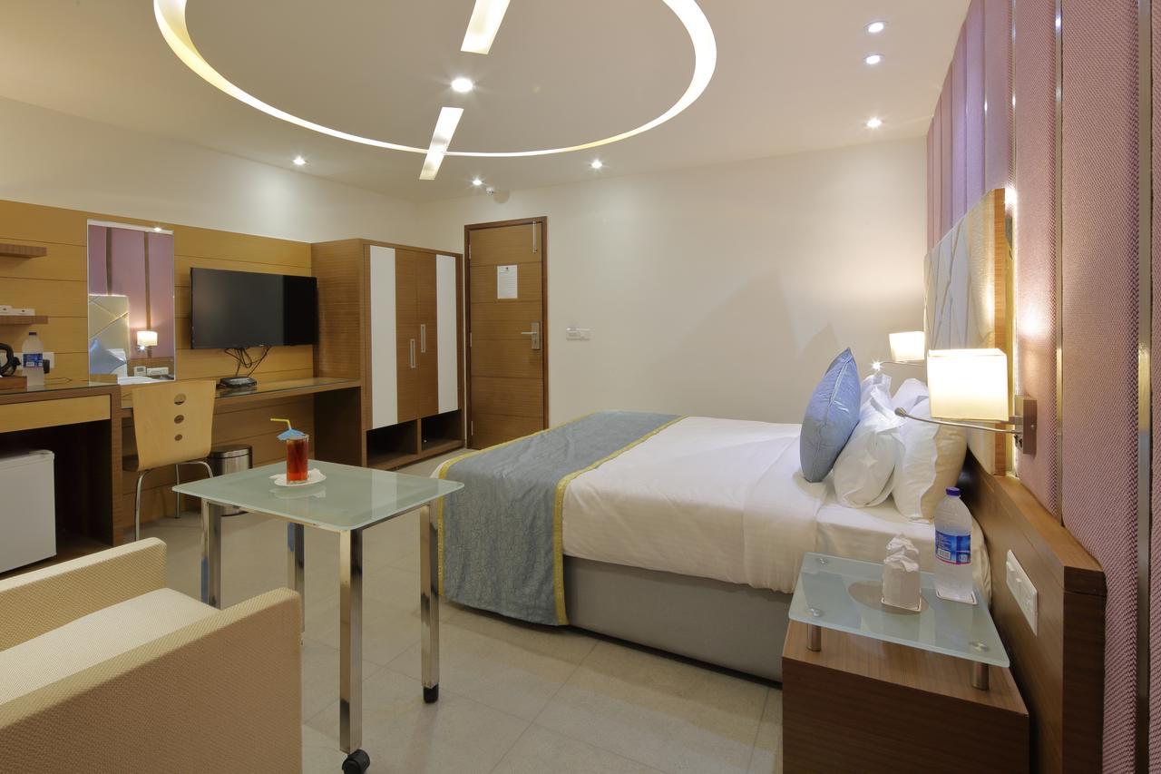 Hotel Pragati The Grand Ahmedabad Esterno foto