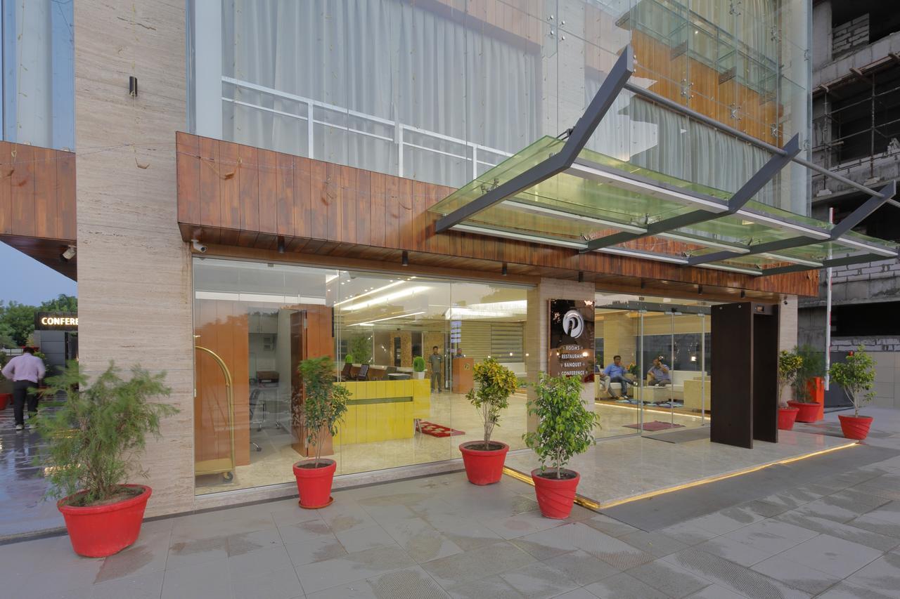 Hotel Pragati The Grand Ahmedabad Esterno foto