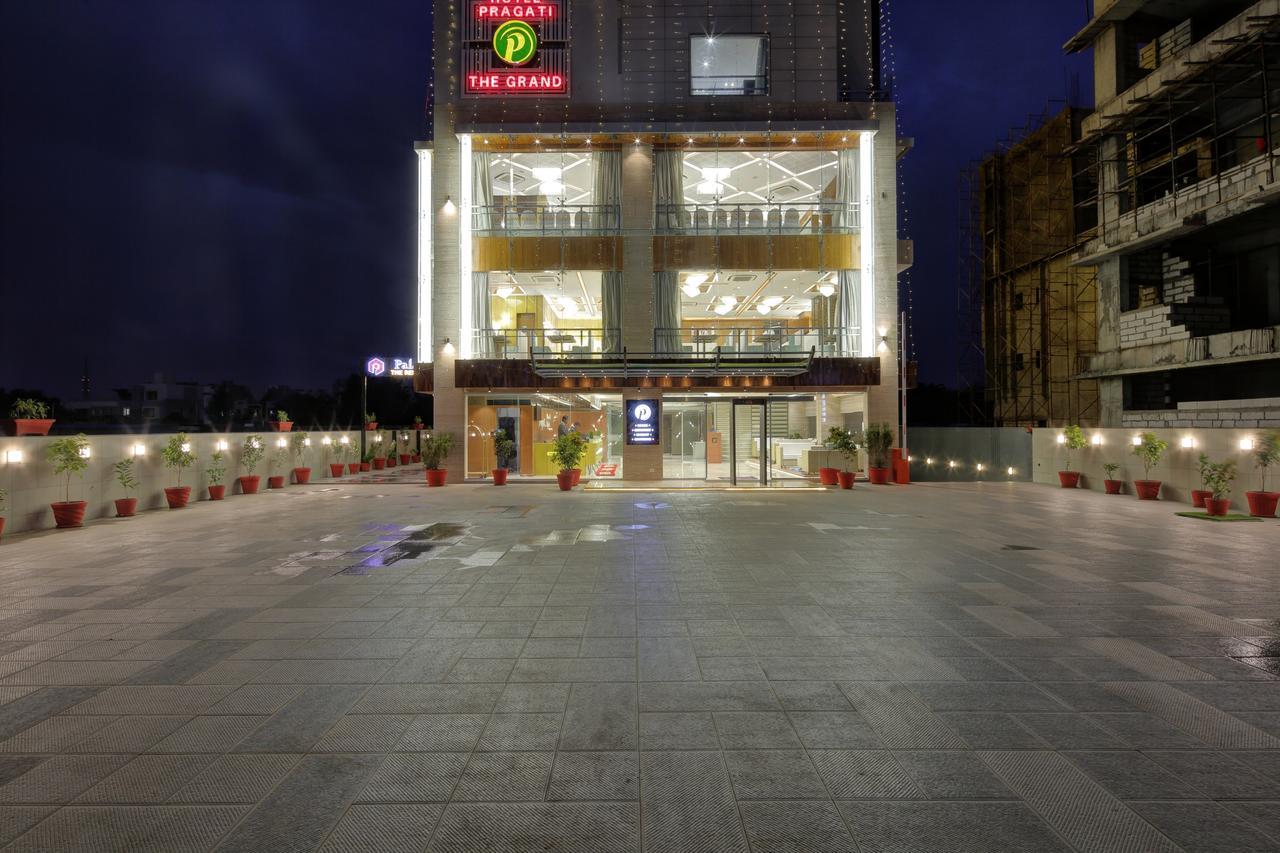 Hotel Pragati The Grand Ahmedabad Esterno foto