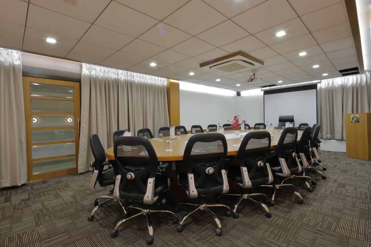 Hotel Pragati The Grand Ahmedabad Esterno foto