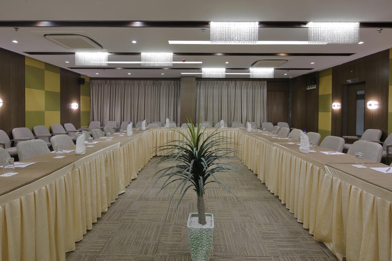 Hotel Pragati The Grand Ahmedabad Esterno foto