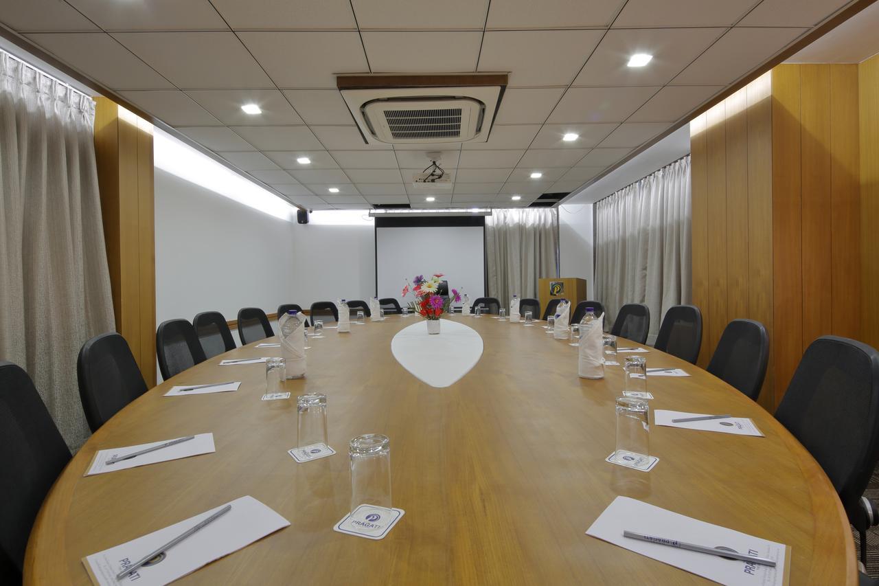 Hotel Pragati The Grand Ahmedabad Esterno foto