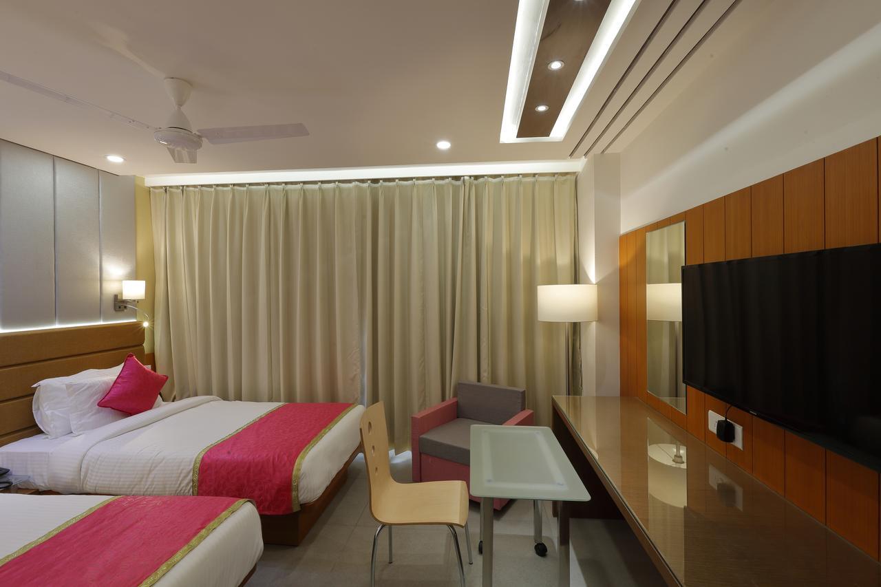 Hotel Pragati The Grand Ahmedabad Esterno foto