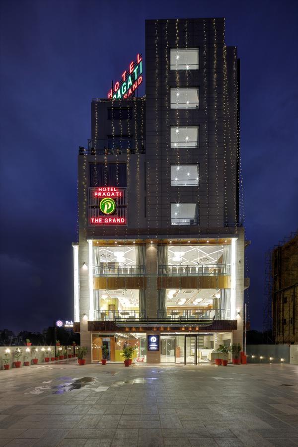 Hotel Pragati The Grand Ahmedabad Esterno foto