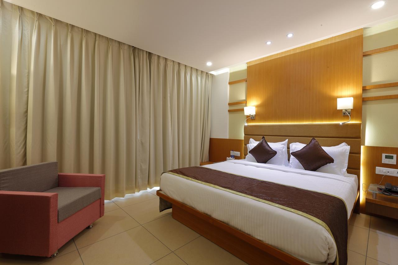 Hotel Pragati The Grand Ahmedabad Esterno foto