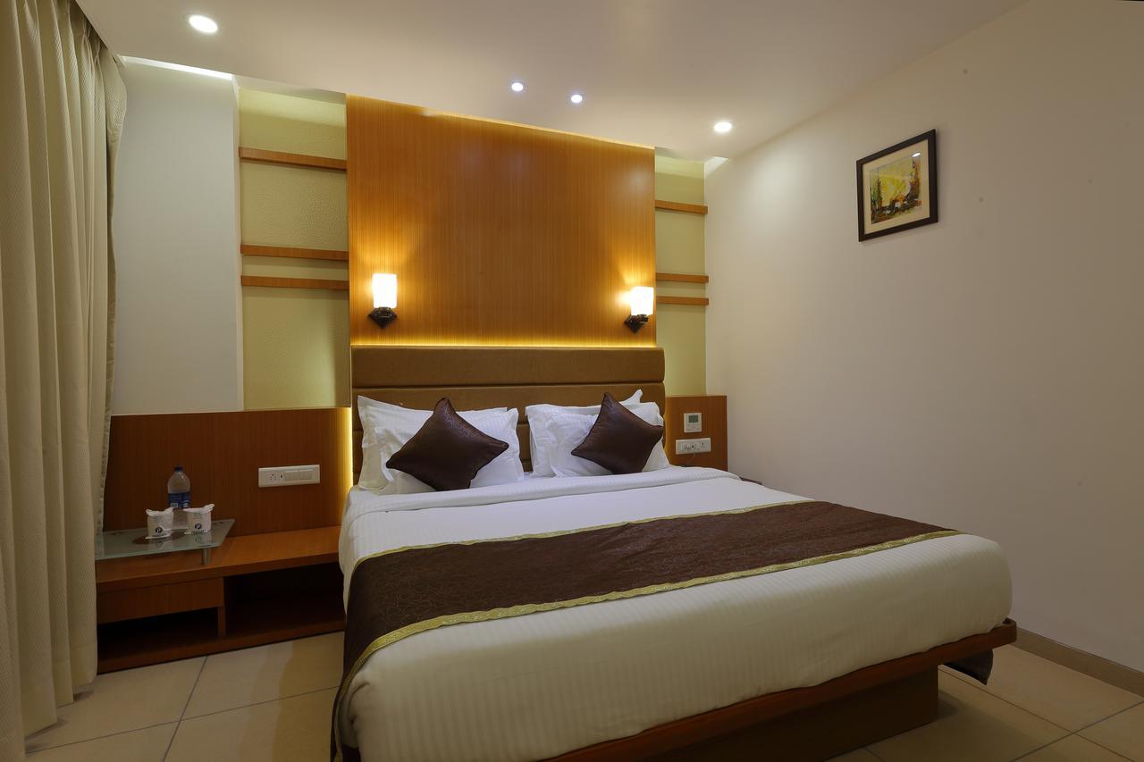 Hotel Pragati The Grand Ahmedabad Esterno foto