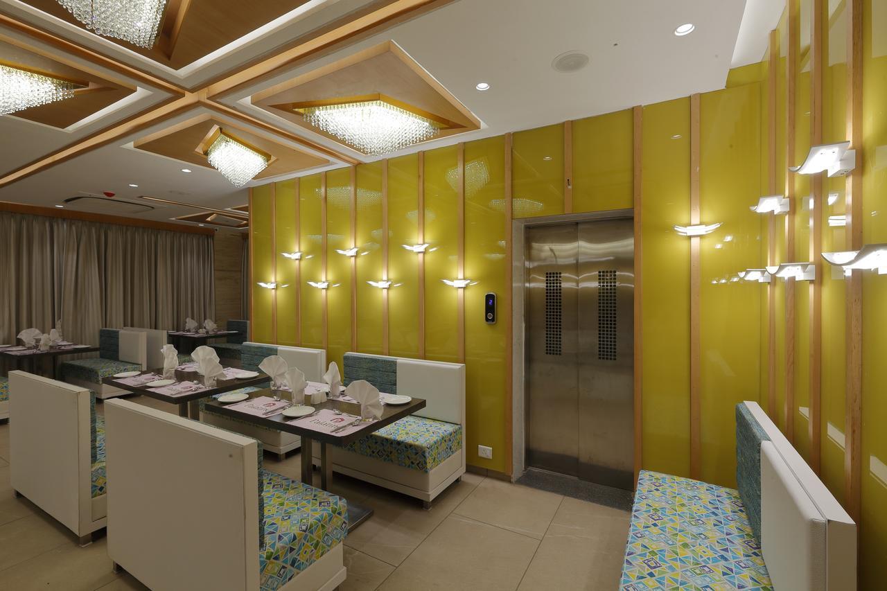 Hotel Pragati The Grand Ahmedabad Esterno foto