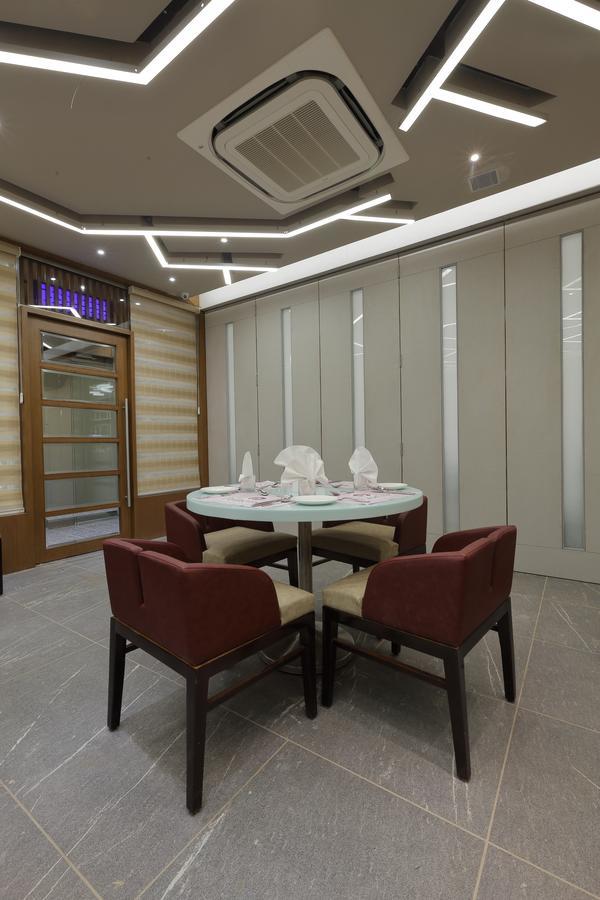 Hotel Pragati The Grand Ahmedabad Esterno foto
