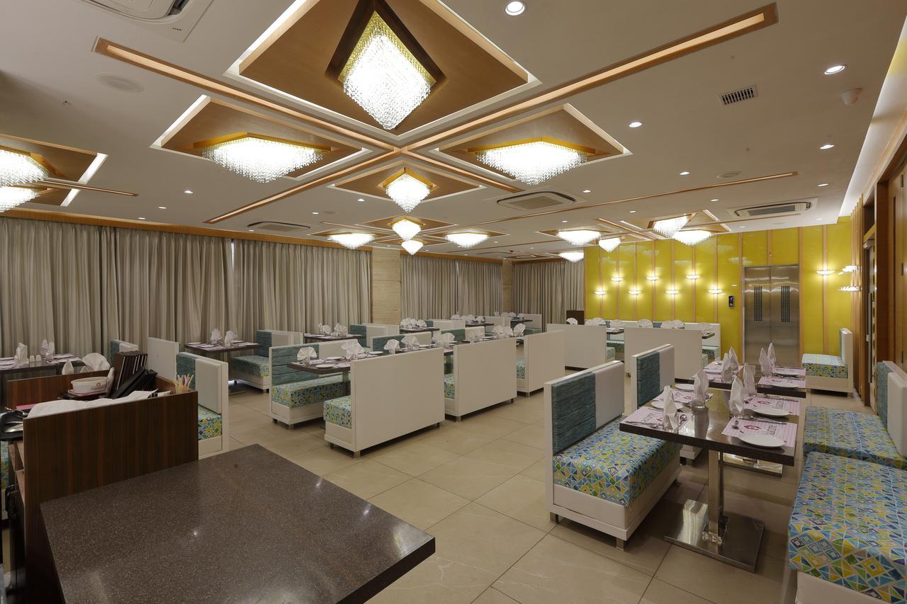 Hotel Pragati The Grand Ahmedabad Esterno foto