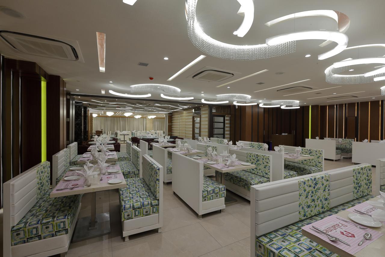 Hotel Pragati The Grand Ahmedabad Esterno foto