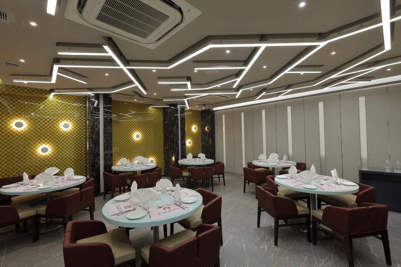 Hotel Pragati The Grand Ahmedabad Esterno foto