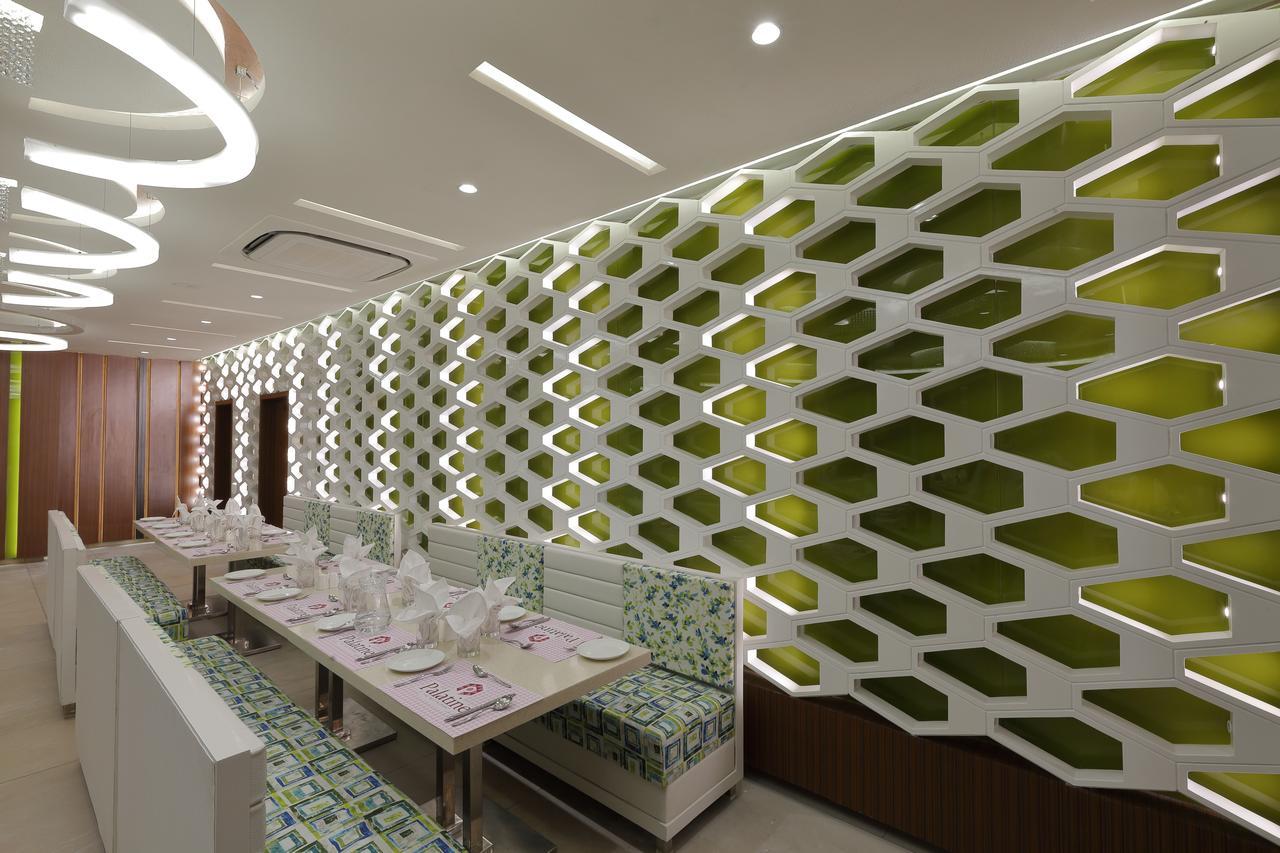 Hotel Pragati The Grand Ahmedabad Esterno foto