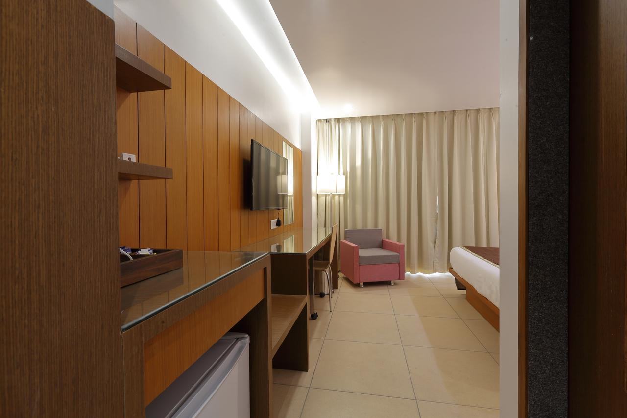 Hotel Pragati The Grand Ahmedabad Esterno foto