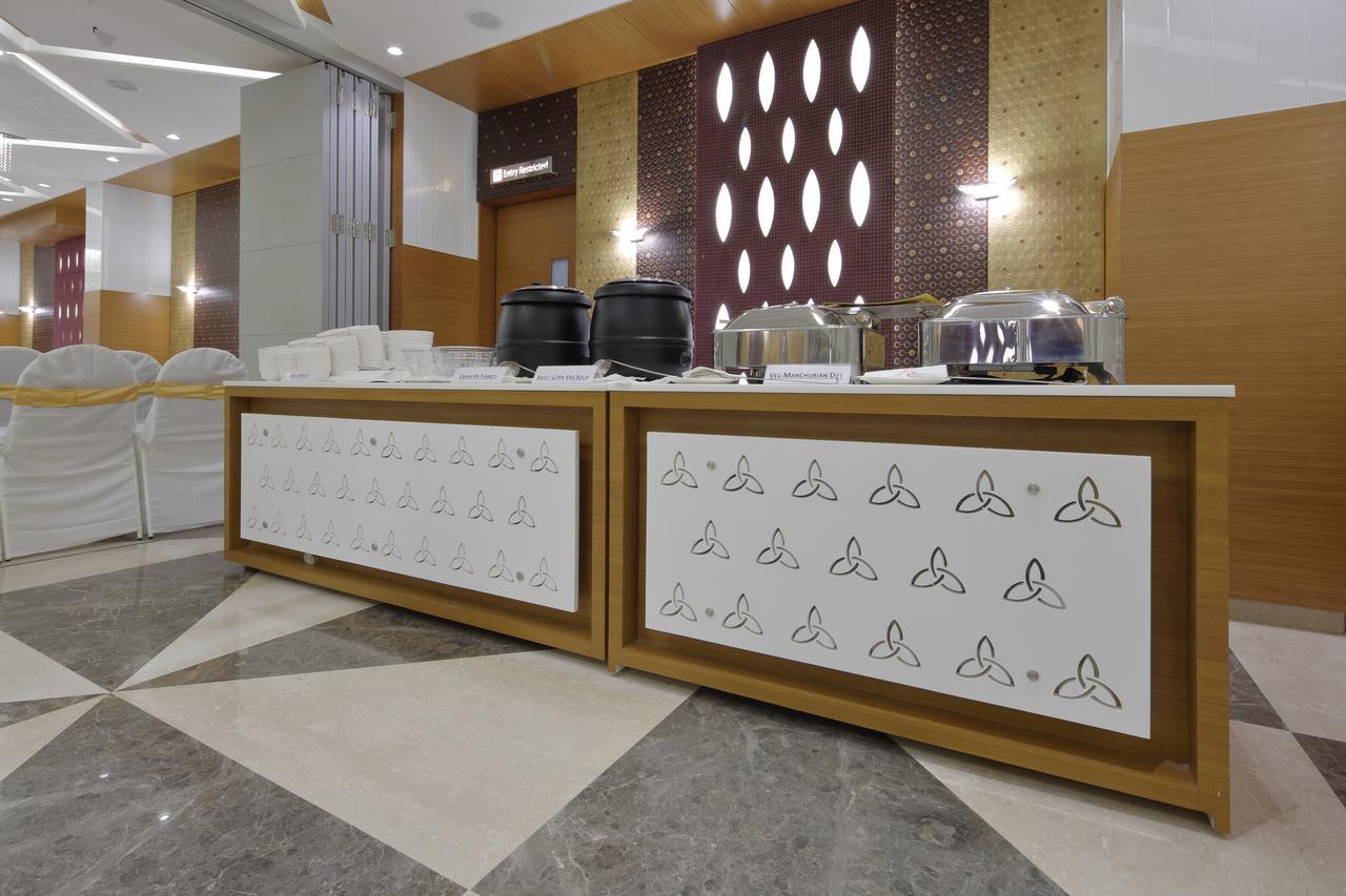 Hotel Pragati The Grand Ahmedabad Esterno foto