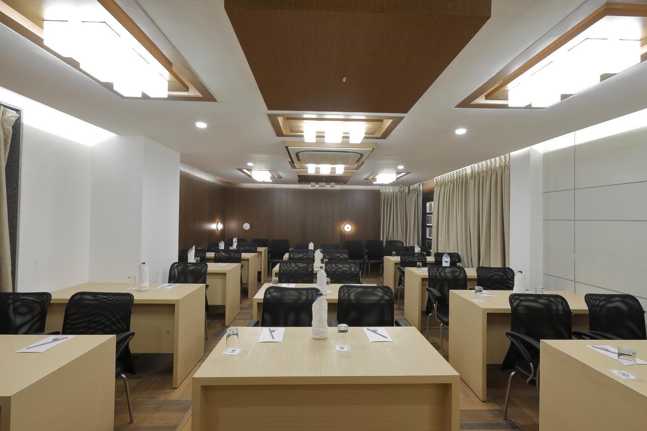 Hotel Pragati The Grand Ahmedabad Esterno foto