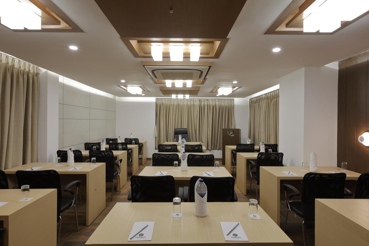 Hotel Pragati The Grand Ahmedabad Esterno foto