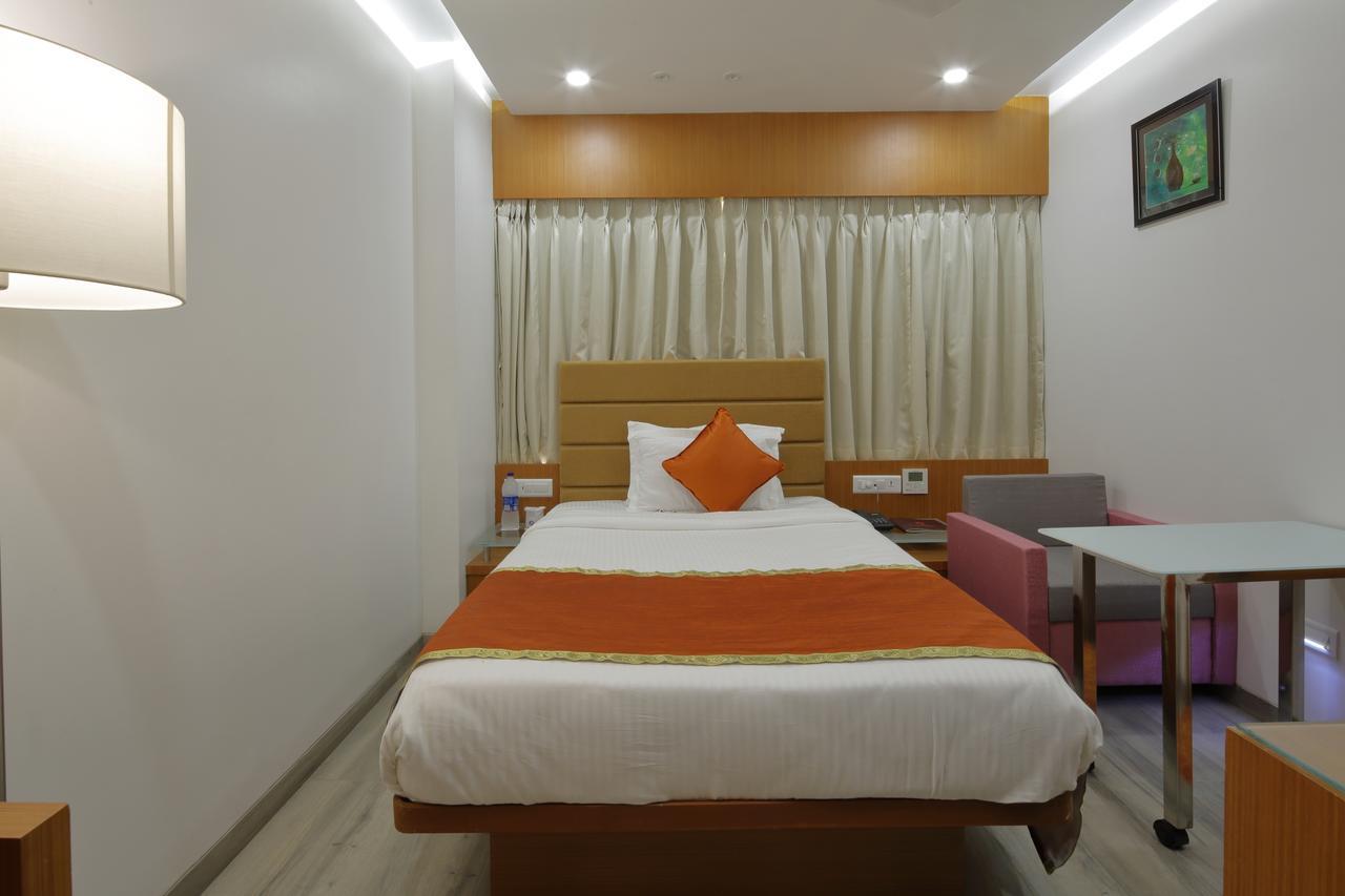 Hotel Pragati The Grand Ahmedabad Esterno foto