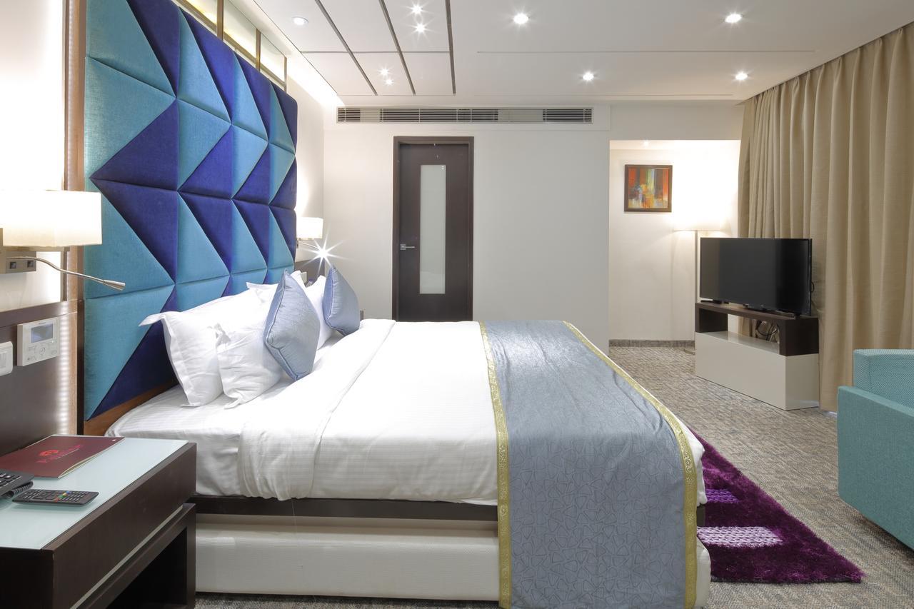Hotel Pragati The Grand Ahmedabad Esterno foto