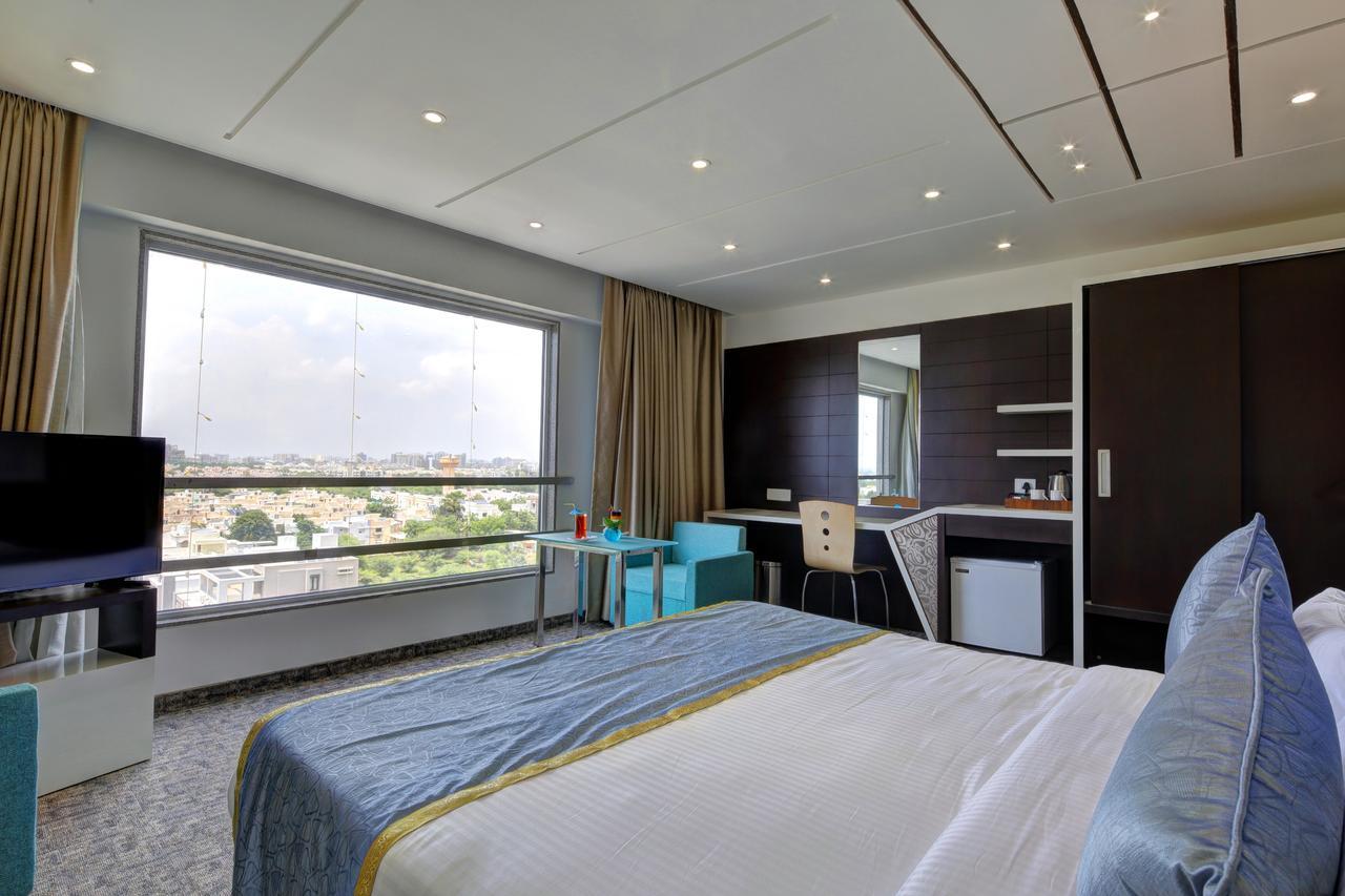Hotel Pragati The Grand Ahmedabad Esterno foto