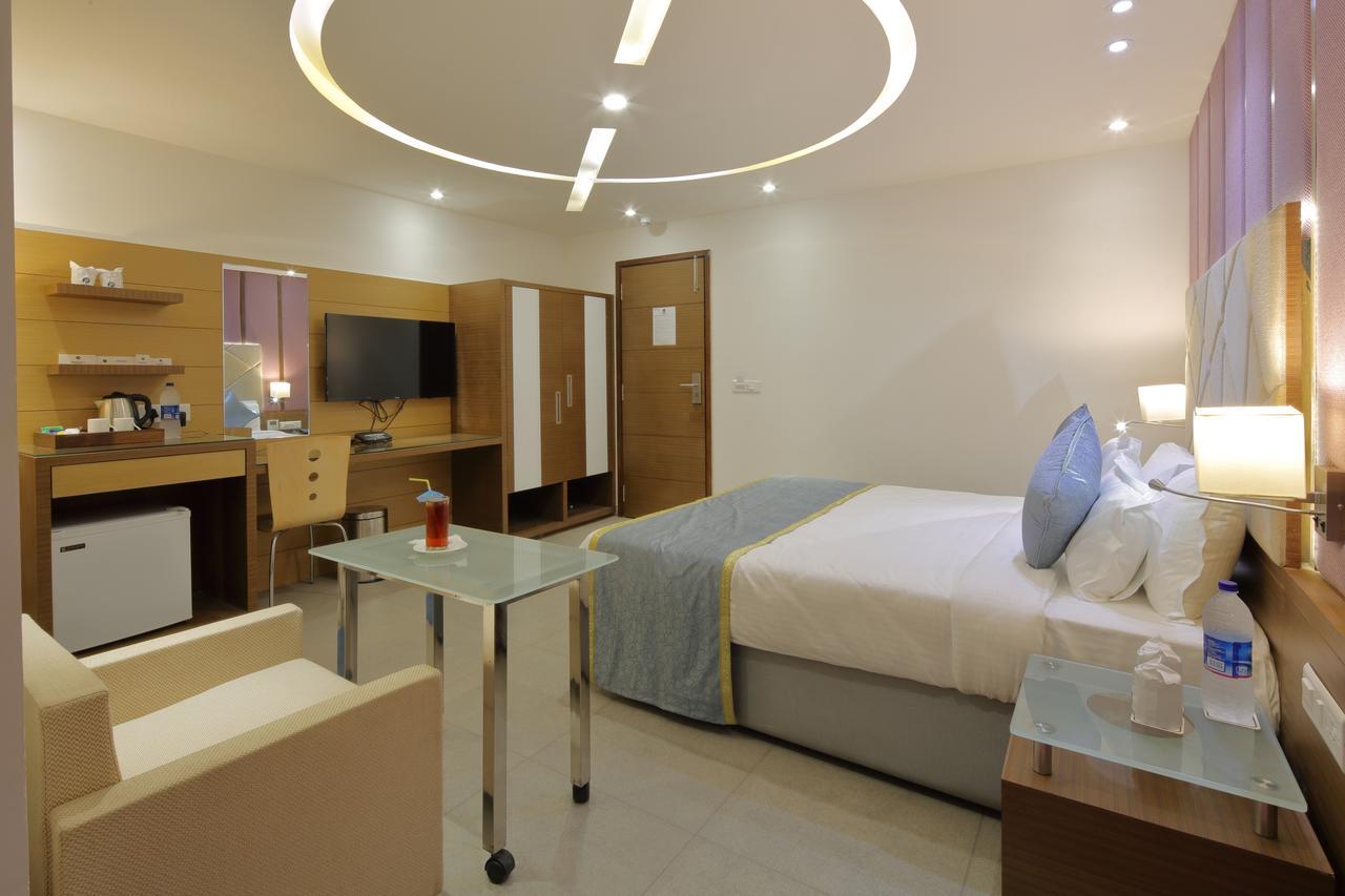 Hotel Pragati The Grand Ahmedabad Esterno foto