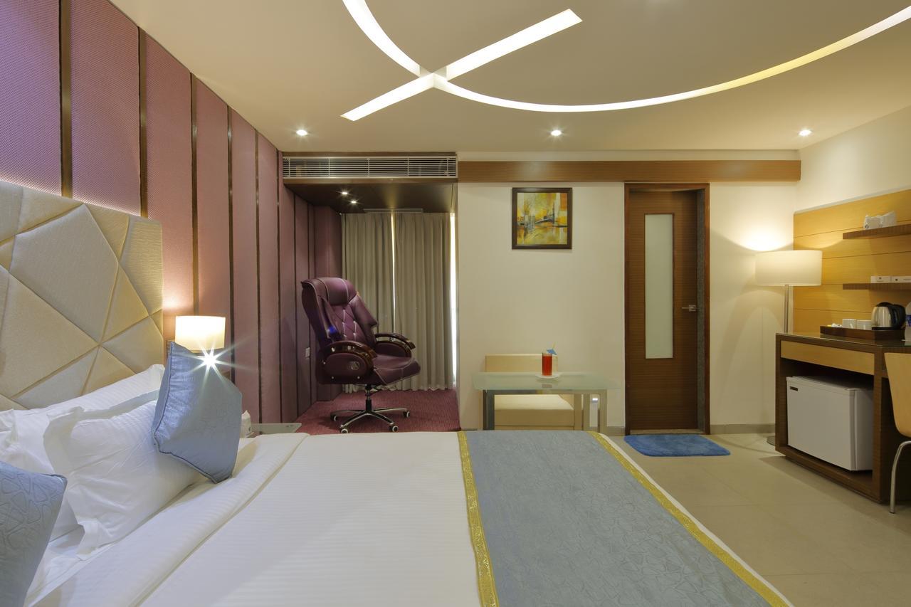 Hotel Pragati The Grand Ahmedabad Esterno foto